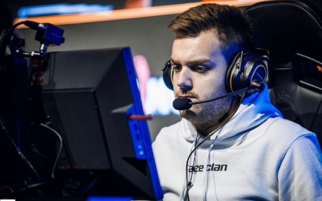 LPL主持余霜昨日赛后返图：这应该算芭比粉了吧～