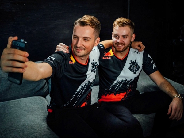 JD Gaming 和 Oh My God 在五场比赛中奋战并赢得了比赛，以 2-0 的战绩晋级淘汰赛阶段。