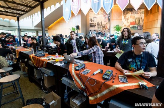 LPL美女解说鼓鼓业务水平遭质疑，微博惨遭爆破